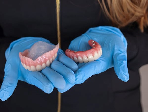 Prótese fixa sobre implantes versus dentadura